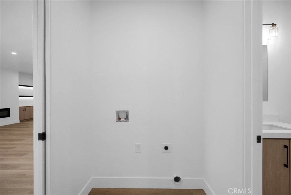 https://media.crmls.org/medias/8b21a02a-b183-4550-8270-5733c2b2da41.jpg?preset=X-Large
