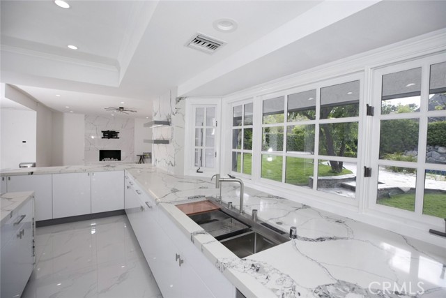 6037 Little Oak Lane, Woodland Hills CA: https://media.crmls.org/medias/8b276d82-139e-4fc4-ad1c-373bd4b8214f.jpg