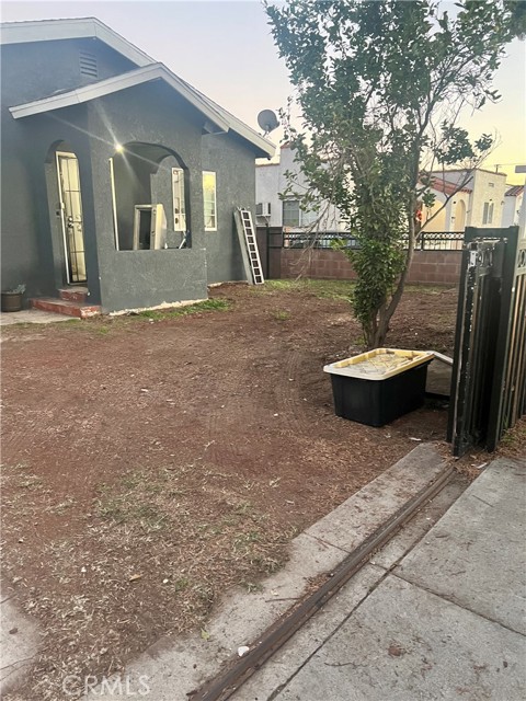 Detail Gallery Image 2 of 18 For 6808 Benson, Huntington Park,  CA 90255 - 2 Beds | 1 Baths