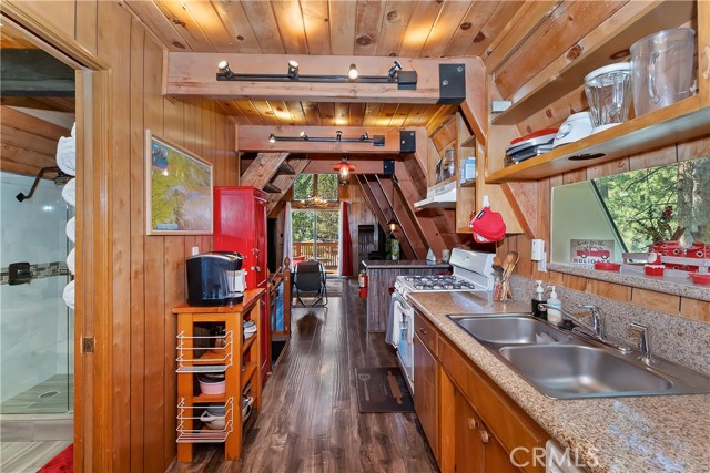Detail Gallery Image 10 of 33 For 101 W Rainbow Bld, Big Bear City,  CA 92314 - 2 Beds | 2 Baths