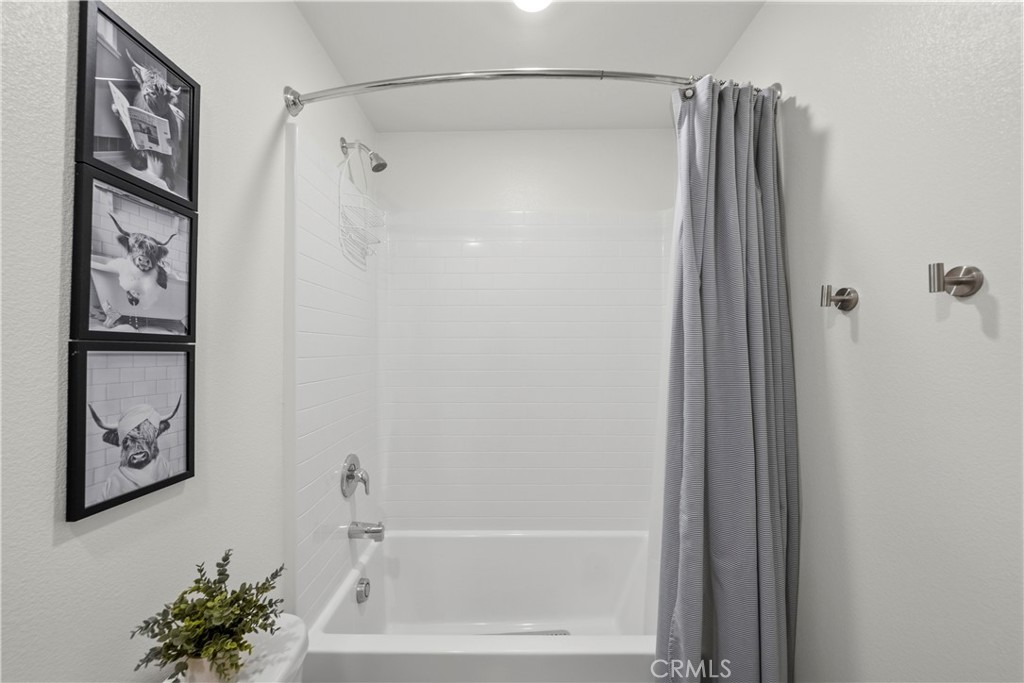 https://media.crmls.org/medias/8b30fc26-9afb-4b3b-92a7-171781e03bc3.jpg?preset=X-Large