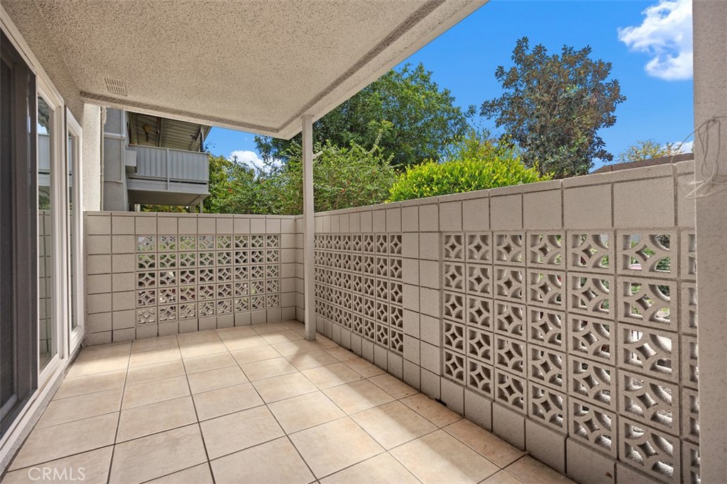 https://media.crmls.org/medias/8b32089b-da22-4add-8b5b-b9f41edc22f5.jpg?preset=X-Large