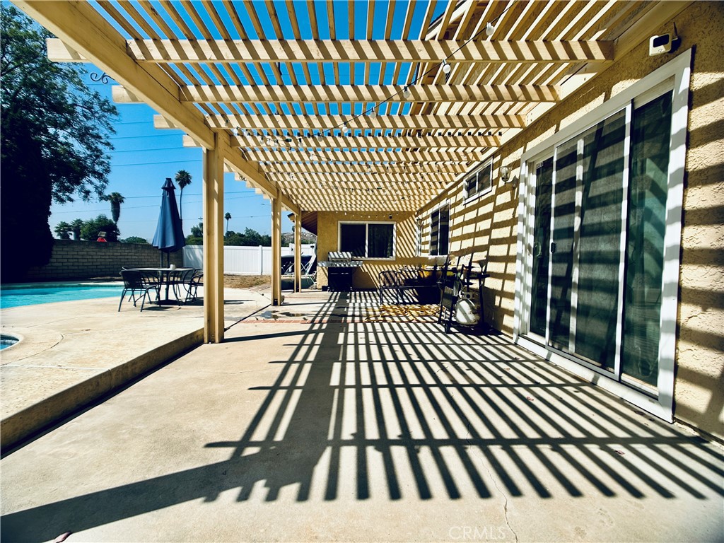 https://media.crmls.org/medias/8b3596a6-15d4-44c4-a0a0-ef61e0a9922f.jpg?preset=X-Large