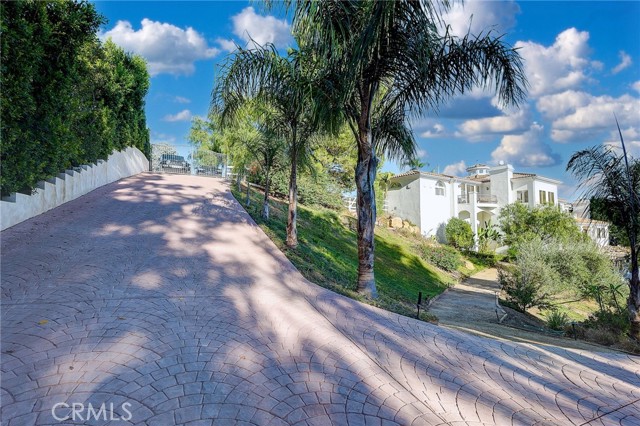 33 Sage Lane, Bell Canyon CA: https://media.crmls.org/medias/8b3698bc-f1ca-46bb-b7da-74c3ae83af55.jpg