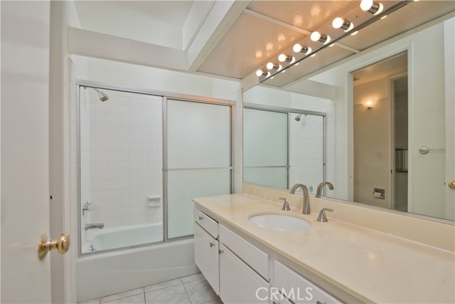 Detail Gallery Image 18 of 26 For 5340 Yarmouth #205,  Encino,  CA 91316 - 2 Beds | 2 Baths