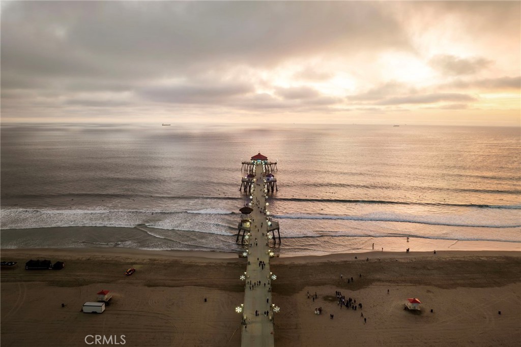 https://media.crmls.org/medias/8b3f3bbc-fd89-4a0e-a91b-8afee6ed498c.jpg?preset=X-Large