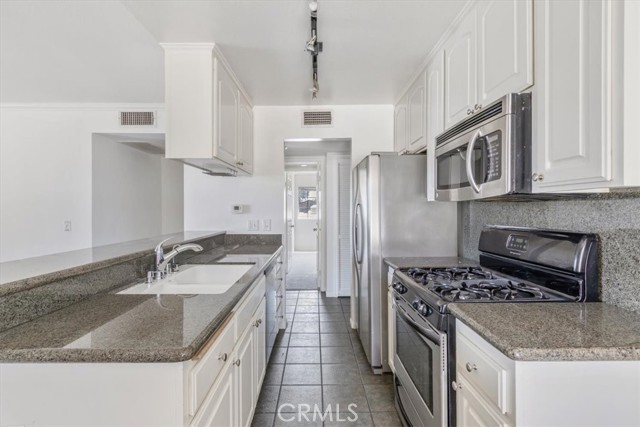 Detail Gallery Image 6 of 21 For 18640 Collins St #220,  Tarzana,  CA 91356 - 2 Beds | 2 Baths