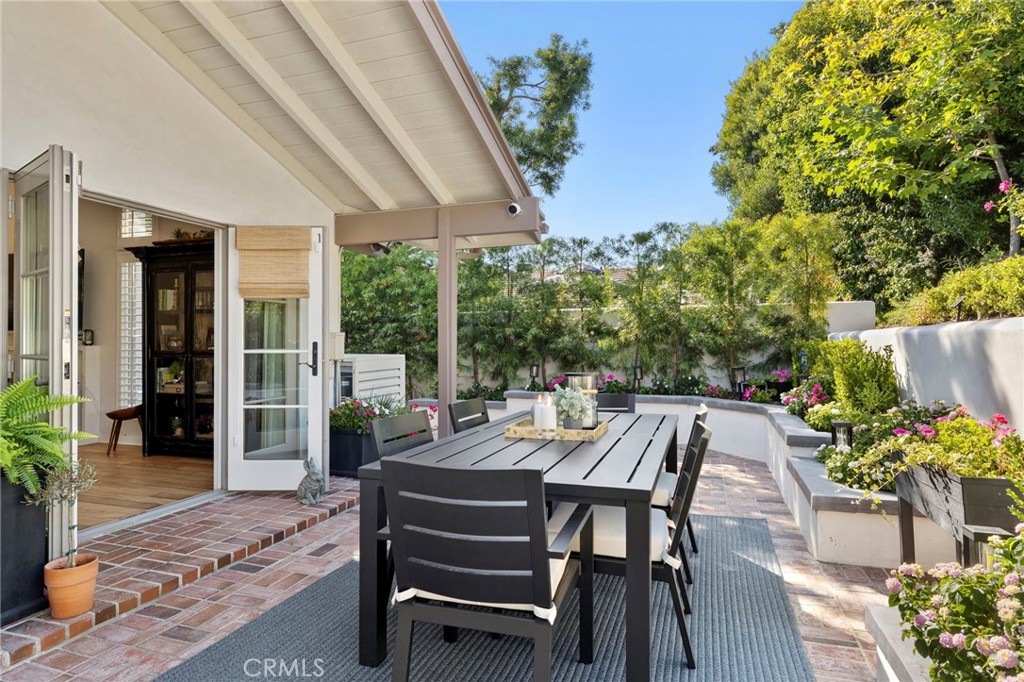 https://media.crmls.org/medias/8b43fd0e-aa98-47ca-a753-8342927e7e4a.jpg?preset=X-Large