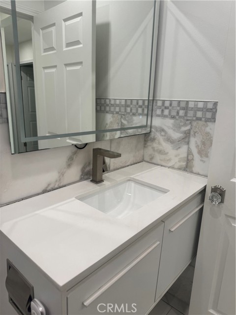 Detail Gallery Image 16 of 31 For 7127 White Oak, Reseda,  CA 91335 - 4 Beds | 3 Baths