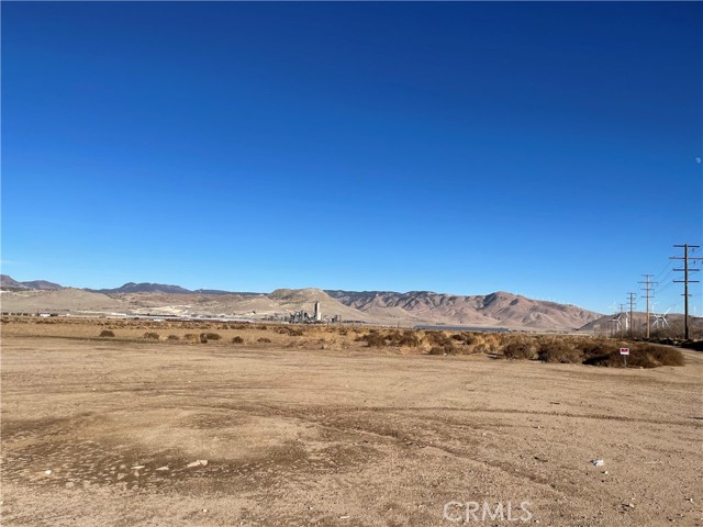 20028 Tehachapi Willow Springs Rd, Tehachapi CA: https://media.crmls.org/medias/8b4839b7-287b-47df-8664-97079f951bee.jpg