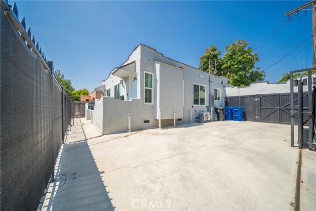 8217 Towne Avenue, Los Angeles CA: https://media.crmls.org/medias/8b496760-794c-4972-b4d7-d0f736fe9ce7.jpg