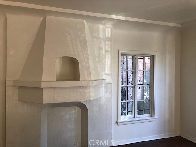 312 S Commonwealth Avenue, Los Angeles CA: https://media.crmls.org/medias/8b4d3fa7-070e-4102-b3c2-5009ffb037df.jpg