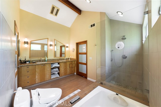 Detail Gallery Image 44 of 56 For 10707 Rochester, Los Angeles,  CA 90024 - 3 Beds | 3 Baths