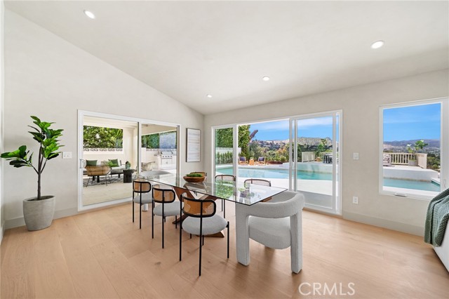 Detail Gallery Image 8 of 25 For 24153 Califa St, Woodland Hills,  CA 91367 - 4 Beds | 3 Baths