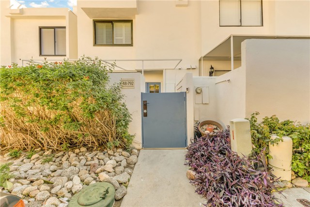 Detail Gallery Image 2 of 39 For 48792 Desert Flower, Palm Desert,  CA 92260 - 2 Beds | 2/1 Baths