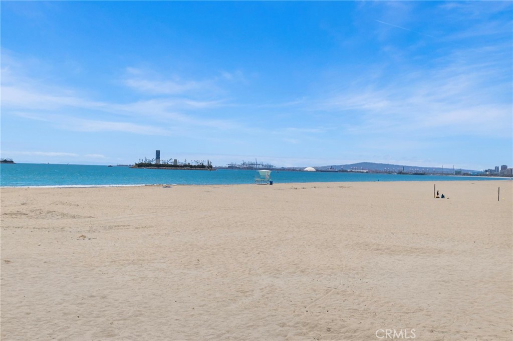 https://media.crmls.org/medias/8b4efce2-2692-427c-ab03-90d3bbf0cd53.jpg?preset=X-Large