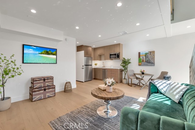 Detail Gallery Image 29 of 46 For 4801 Abbeyville Ave, Woodland Hills,  CA 91364 - 5 Beds | 5/2 Baths