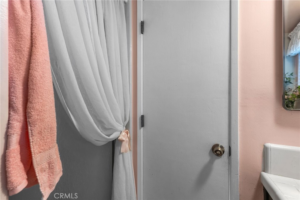 https://media.crmls.org/medias/8b52e649-3a3d-4871-9f1c-97bb6656f61e.jpg?preset=X-Large