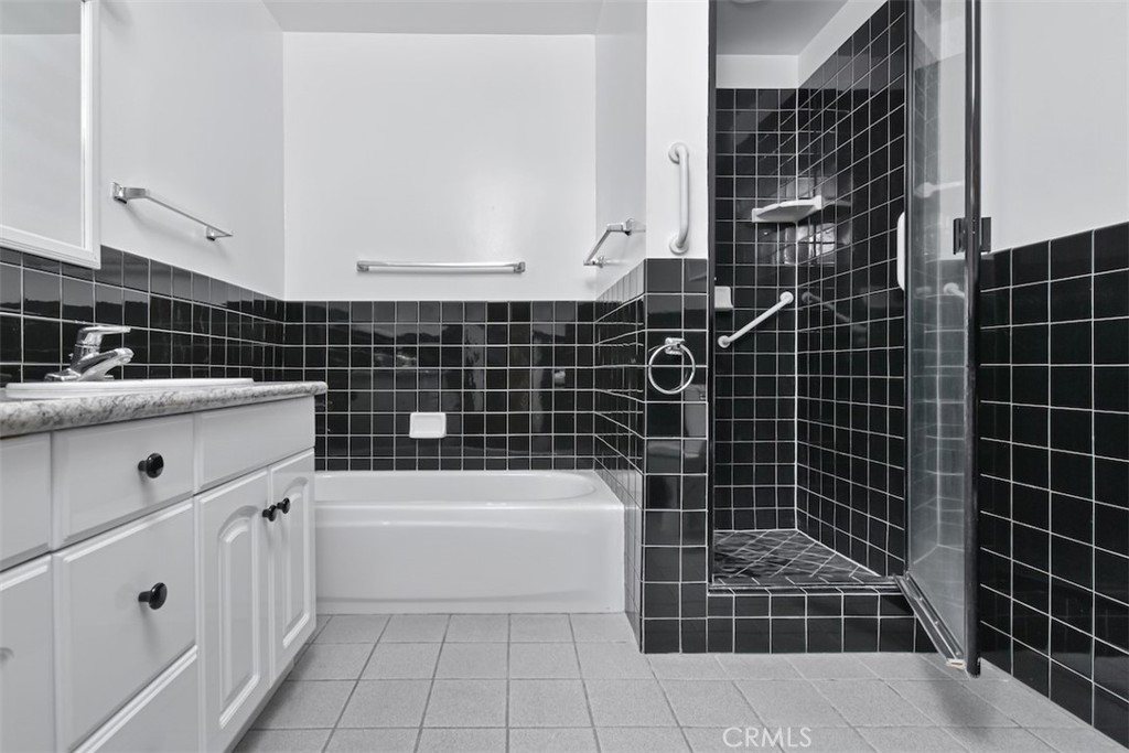 https://media.crmls.org/medias/8b54dc4c-424e-4004-a958-bb6129b44029.jpg?preset=X-Large