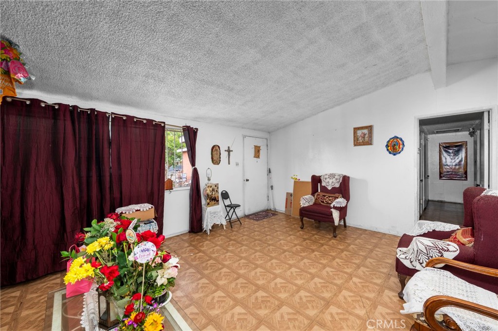 https://media.crmls.org/medias/8b5a60d2-1d41-470a-9163-a52aa83fc41d.jpg?preset=X-Large