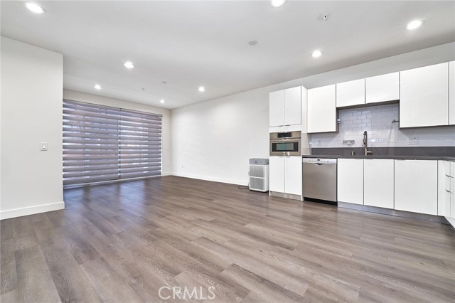 900 S Kenmore Avenue, Los Angeles CA: https://media.crmls.org/medias/8b5a92ca-7212-4b73-8863-96e2bec2f9a1.jpg