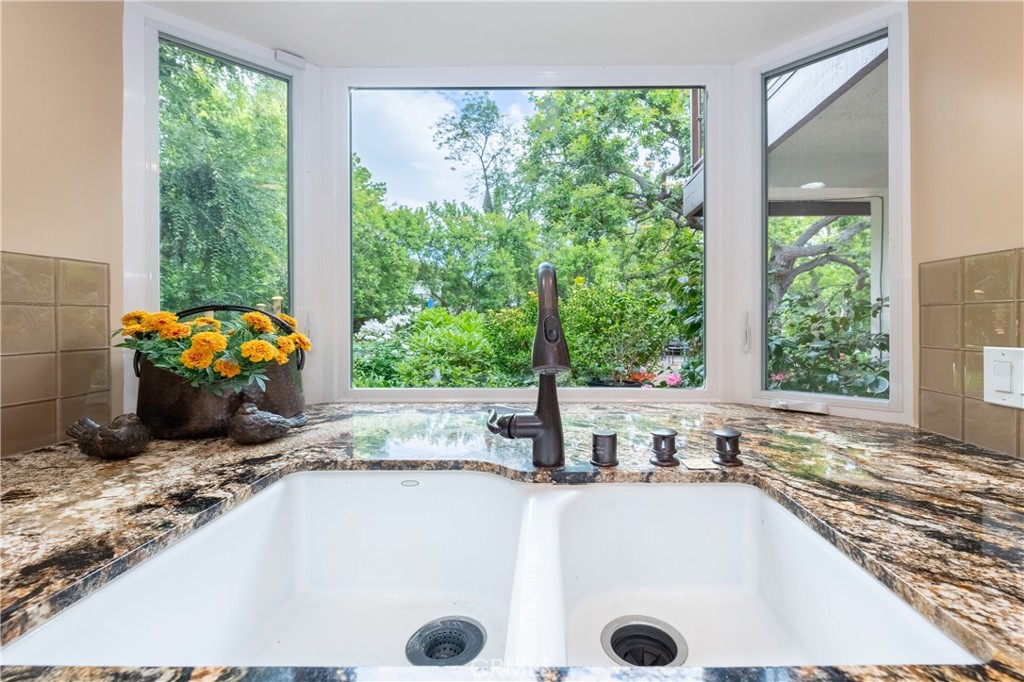 https://media.crmls.org/medias/8b5b3c4e-3652-4f6e-a10b-b5768c2a35d9.jpg?preset=X-Large