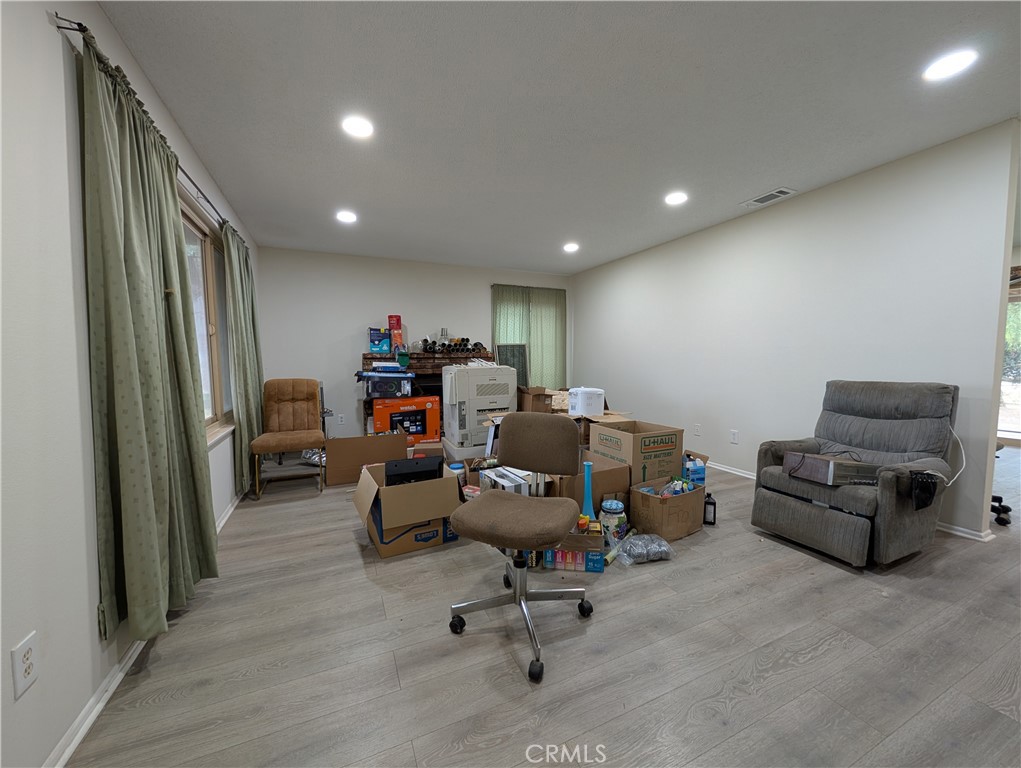 https://media.crmls.org/medias/8b5ee379-3c69-441d-8900-c799d8326d63.jpg?preset=X-Large