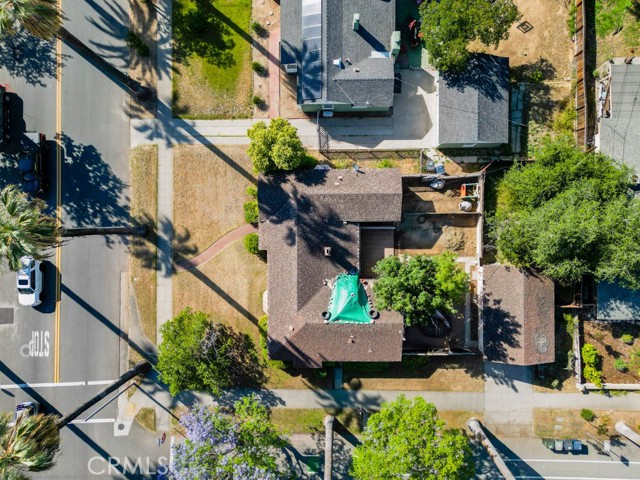 555 S Center St., Redlands CA: https://media.crmls.org/medias/8b5f3b2b-0f2d-4981-93ef-a73e158f5945.jpg