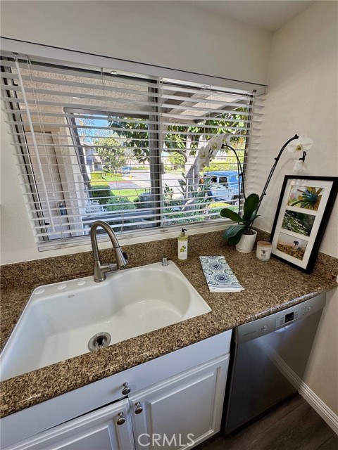 40 Windjammer, Irvine CA: https://media.crmls.org/medias/8b64a3de-120e-4a1e-bfd3-42d53339cc40.jpg