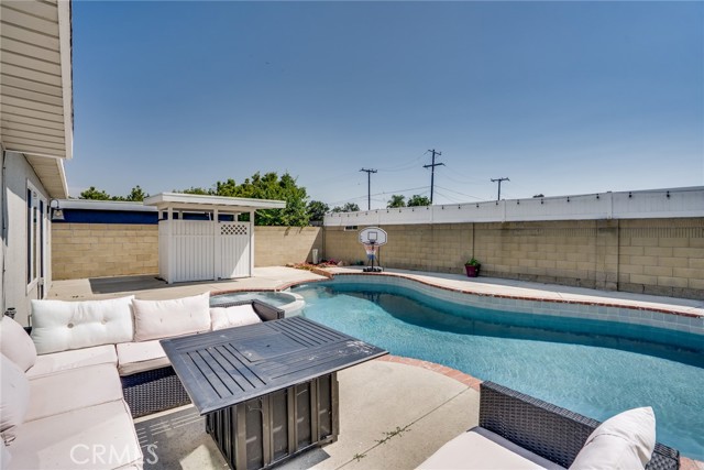 19202 Hickory Lane, Huntington Beach CA: https://media.crmls.org/medias/8b656b82-d718-48c5-abd5-bf2951bd0b15.jpg