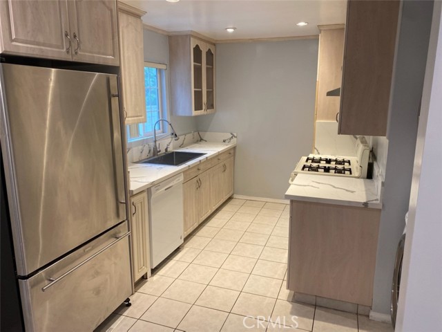 Detail Gallery Image 9 of 14 For 5202 Woodman Ave, Sherman Oaks,  CA 91401 - 5 Beds | 4 Baths