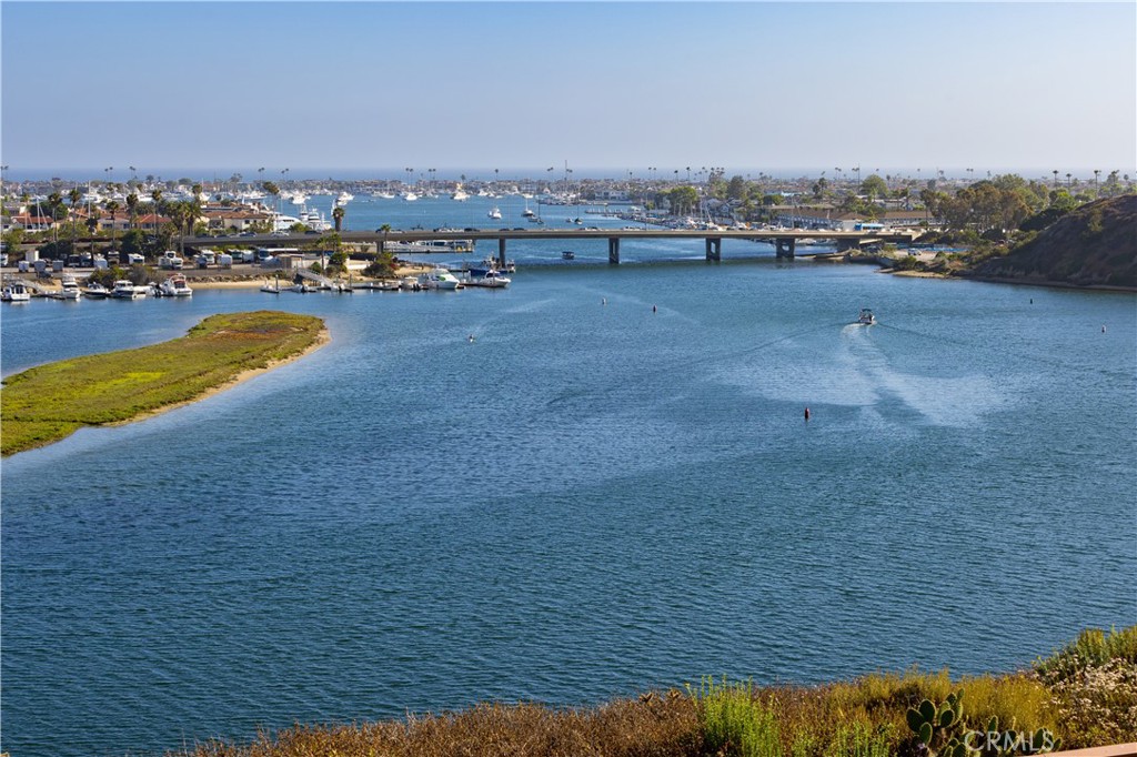 https://media.crmls.org/medias/8b6ba5e7-6017-4588-9eb7-156a65b564cc.jpg?preset=X-Large