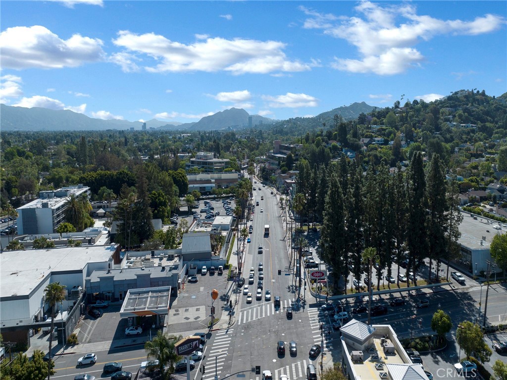 https://media.crmls.org/medias/8b6c8ce1-69b8-4335-bb40-a486e17f4a1b.jpg?preset=X-Large