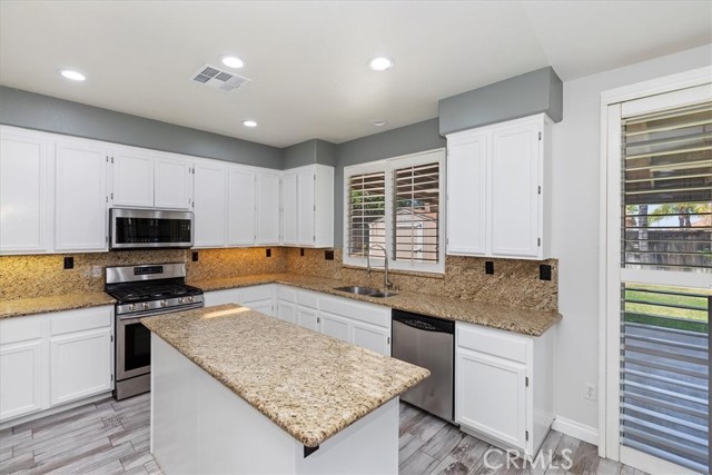 8433 Lindenhurst Street, Riverside CA: https://media.crmls.org/medias/8b6d3356-3782-4fb2-8f53-5c07aac2c5c1.jpg