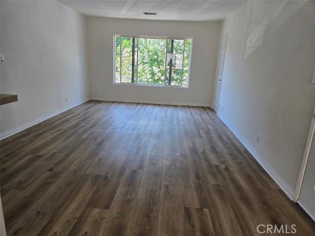 Detail Gallery Image 4 of 10 For 14701 Dickens St, Sherman Oaks,  CA 91403 - 2 Beds | 1 Baths