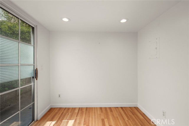 Detail Gallery Image 12 of 27 For 305 E Valencia Ave #E,  Burbank,  CA 91502 - 2 Beds | 2/1 Baths