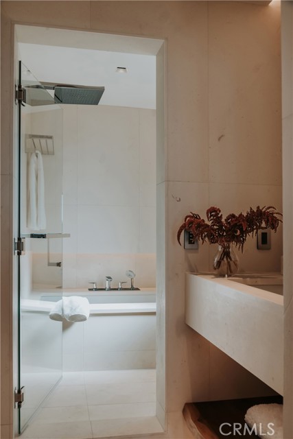 101 N Poinsettia Avenue, Manhattan Beach CA: https://media.crmls.org/medias/8b75775e-59dc-46db-8316-ef46f97f5f08.jpg
