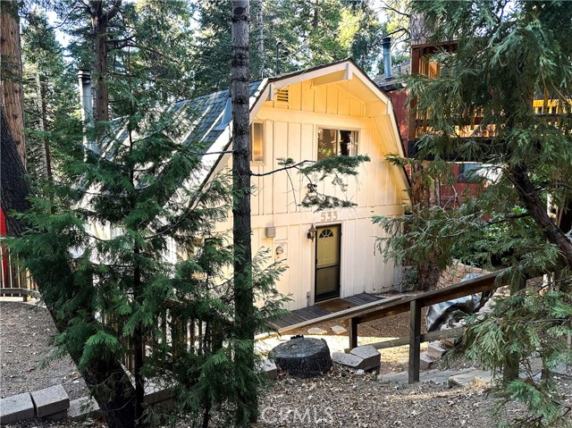 Detail Gallery Image 2 of 40 For 533 W Victoria Ct, Lake Arrowhead,  CA 92352 - 3 Beds | 2 Baths