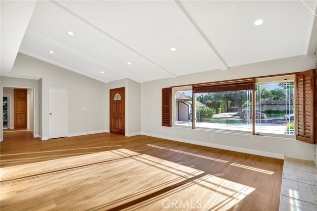10938 Remmet Avenue, Chatsworth CA: https://media.crmls.org/medias/8b76edf6-8840-42dd-b05a-44e04db0a3cd.jpg
