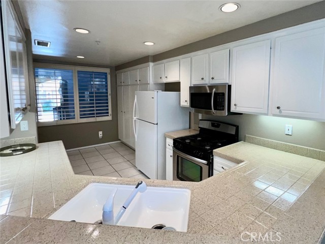 Detail Gallery Image 4 of 21 For 2729 Dietrich Dr, Tustin,  CA 92782 - 2 Beds | 2/1 Baths