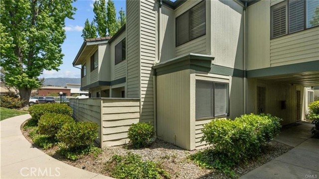 10500 Sunland Boulevard, Sunland CA: https://media.crmls.org/medias/8b789af0-37cb-45c5-a372-f6467f4284c4.jpg