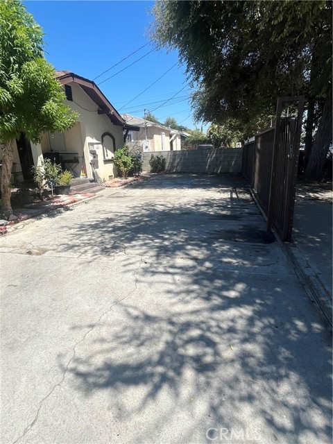 1317 E 108th Street, Los Angeles CA: https://media.crmls.org/medias/8b8004a7-f3a7-4831-8215-a881f6c2cd81.jpg
