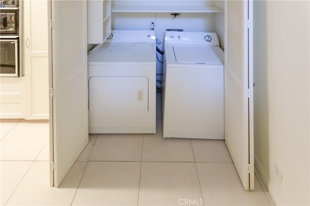https://media.crmls.org/medias/8b8014f3-b76a-4fa3-b0ab-3e73d675bf88.jpg?preset=X-Large