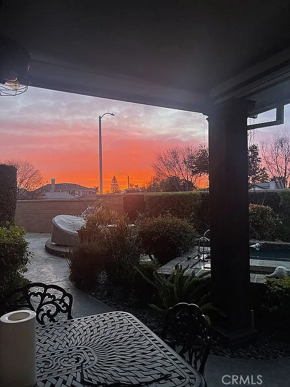 https://media.crmls.org/medias/8b825cad-4d9e-4688-8a63-9b7aa04388de.jpg?preset=X-Large