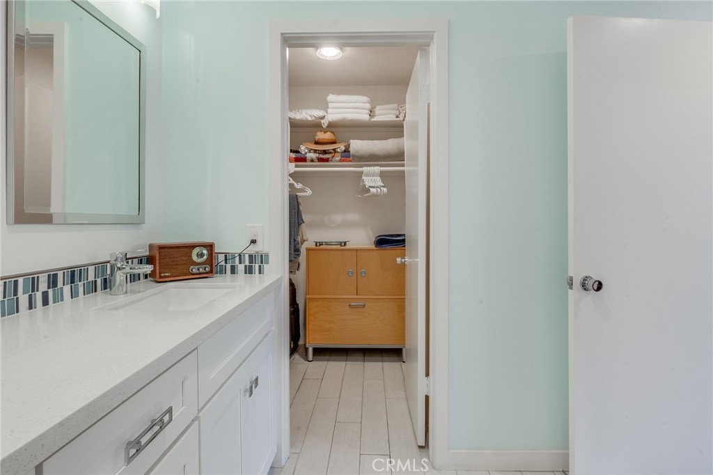 https://media.crmls.org/medias/8b83e08b-28c6-4ef8-a196-32a2ffdc5a30.jpg?preset=X-Large