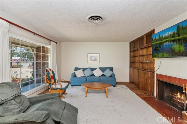 Detail Gallery Image 13 of 26 For 17043 Randall Ave, Fontana,  CA 92335 - 3 Beds | 2 Baths
