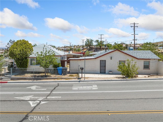 1040 Flora Street, Barstow CA: https://media.crmls.org/medias/8b8856a7-1f02-4192-b508-4c02008db145.jpg