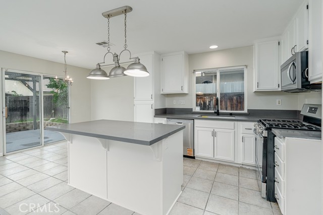 Detail Gallery Image 9 of 34 For 4680 Birchleaf, Hemet,  CA 92545 - 4 Beds | 2 Baths