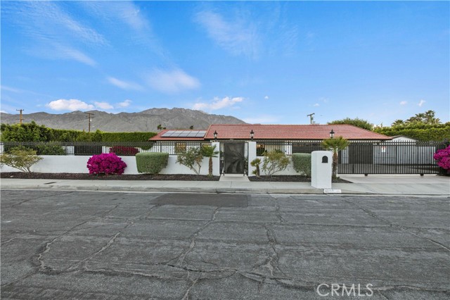 1757 Park View Drive, Palm Springs CA: https://media.crmls.org/medias/8b8976d8-ce8d-4695-b515-0cf2c51bedc0.jpg