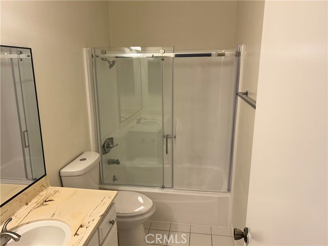 Detail Gallery Image 7 of 10 For 13112 Moorpark #2,  Sherman Oaks,  CA 91423 - 2 Beds | 2/1 Baths